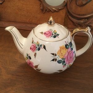 Vintage 4cup cottage rose Sadler teapot